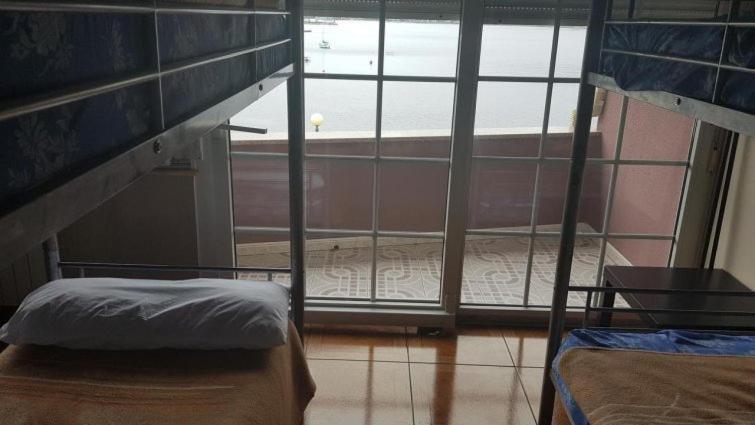 Albergue En Corcubion Playa De Quenxe Hostel Екстериор снимка